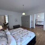 Grossraeumige Altbauwohnung Nahe Zentrum