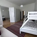 Grossraeumige Altbauwohnung Nahe Zentrum