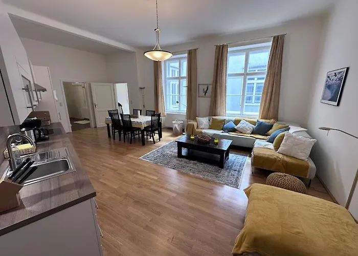 Grossraeumige Altbauwohnung Nahe Zentrum
