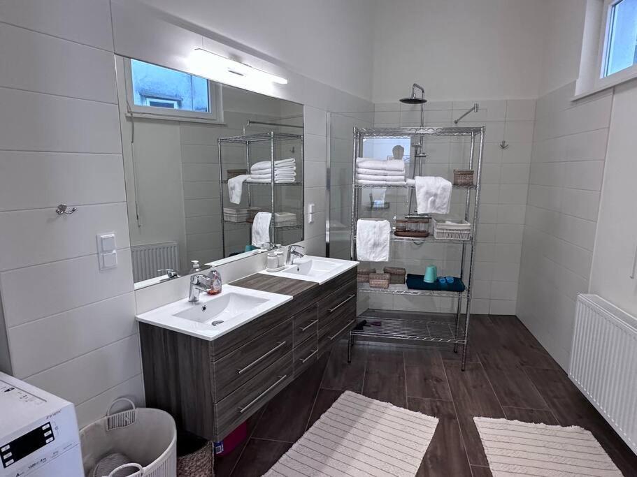 Grossraeumige Altbauwohnung Nahe Zentrum *